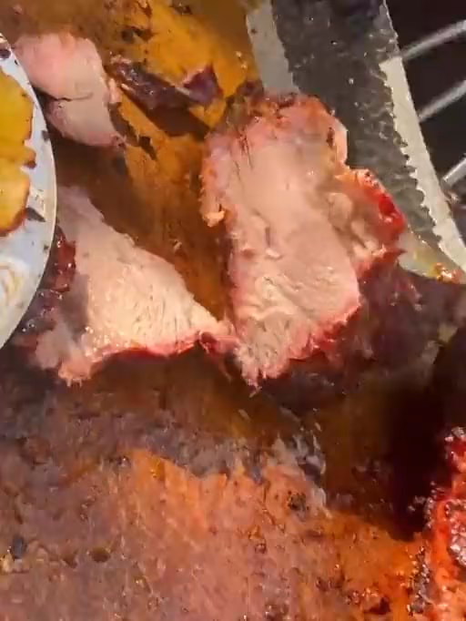 Carne al barril recién cortada sobre una tabla de madera.